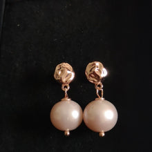 Load image into Gallery viewer, Pebble Pearl Earrings (RG)
